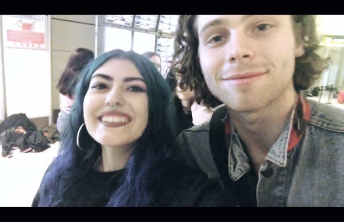 lia ★ saw 5sos again!! tweet media
