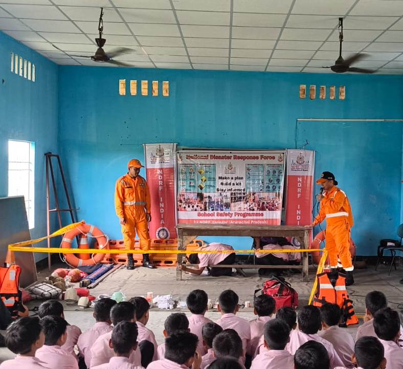12bnndrf's tweet photo. "Every day is a chance to get better"
12NDRF Teams conducted #SSP at Kakoi High School Charaimoria #NorthLakhimpur #Assam around 250 students & teachers were benefitted with do’s and don’t during disaster.
#NDRF4U #BePrepard #SavingLivesBeyond https://t.co/ZIU0wVTQjf