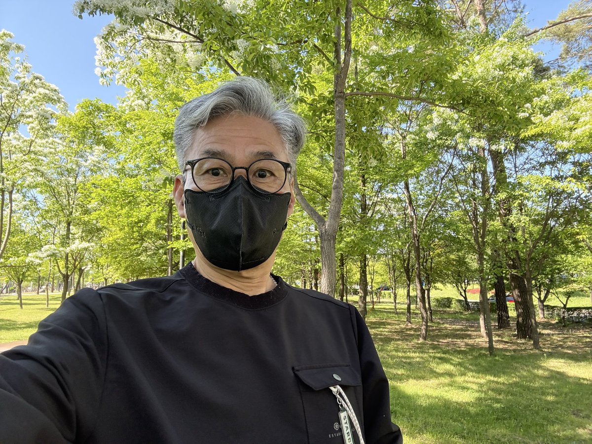SSAM200's tweet photo. 5월 5일 "어린이 날"
인근 롯데몰 스카이파크 한바퀴,
아이들과 부모님이 공원 잔디위에서 즐기는 모습이 넘 정겹다능 ㅎ
���제 연휴도 끝나고 5월 정모와 지방모임 준비를 합니다^^
#어린이날 #스카이파크 #한바퀴 #여름 https://t.co/GXYwp9hWpr