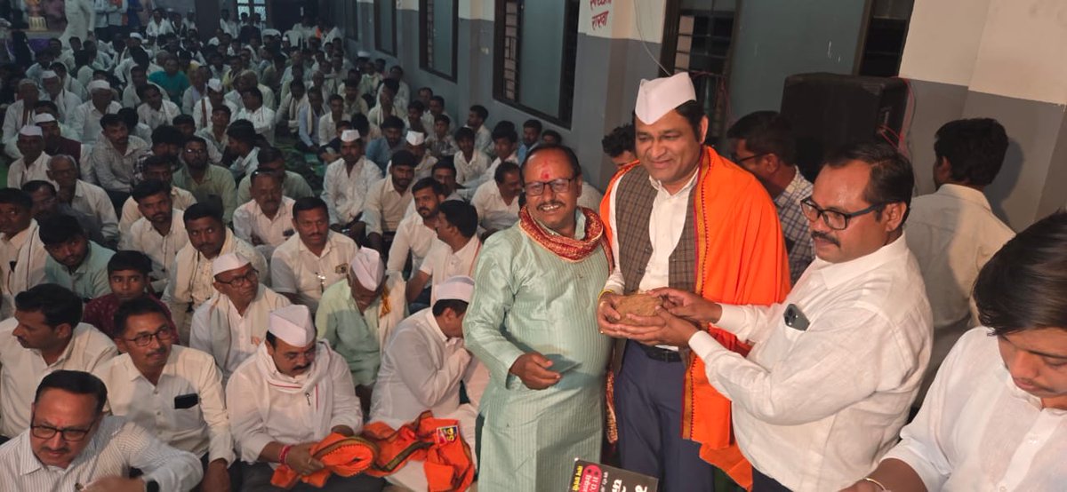 RajuPatilRaje's tweet photo. काल विठ्ठलवाडी, वाशिम शहर येथे श्री. उद्धवरावजी कंवर यांच्या मुलीच्या विवाह सोहळ्यास उपस्थित राहून नवदाम्पत्यास पुढील वैवाहिक आयुष्याच्या शुभेच्छा दिल्या.
#Congratulations #शुभेच्छा #weddingceremony #विवाह_सोहळा #bhet #bjp #RajuPatilRaje #राजूपाटीलराजे #WashimLeader https://t.co/mEYNfBnaCv