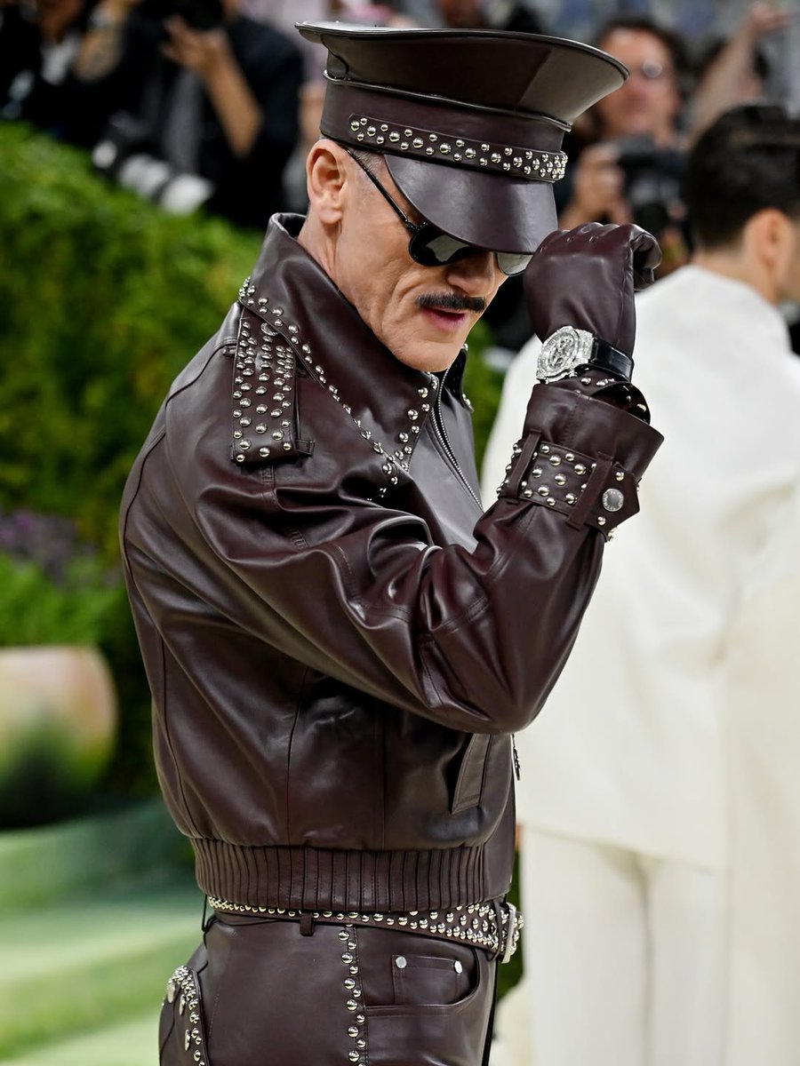 skuraata2018's tweet photo. メット・ガラで致死量のルーク・エヴァンス浴びて瀕死です…

足元に跪いていいですか？！

#Metgala
#metgala2026 https://t.co/ejyJGtOPK0