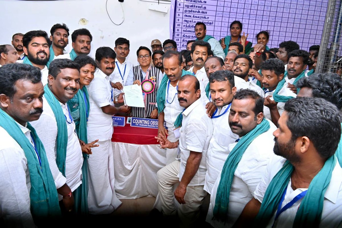 Vijayabaskarofl's tweet photo. ‘விராலிமலை மண்ணோடும், மண்ணின் மக்களோடும் இரண்டற கலந்த இந்த பாசப் பிணைப்பின் வரலாற்றின் சாட்சியாக’ நான்காவது முறையும்; 

நமக்கு '1' இலட்சத்து 
5 ஆயிரத்துக்கும் அதிகமான வாக்குகளை வாரி வழங்கி இமாலய வெற்றியை பரிசளித்திருக்கும்  பாசத்திற்குரிய #நம்ம_விராலிமலை தொகுதி மக்களின் சார்பாக, வெற்றிச் சான்றிதழ் பெற்றுக்கொண்ட பெரும் மகிழ்ச்சி மிகுந்த தருணம்! 

நெஞ்சம் நெகிழ்ந்த நன்றிகளோடும், பேரன்பின் வாழ்த்துகளோடும்,
மக்களுக்கான பணியை தொடர்வோம்! தொடர்ந்து வெல்வோம்! 

🙏♥️💐🌱✌️

#விராலிமலை_நம்வீடு
#விஜயபாஸ்கர்_நம்மோடு
#விஜயபாஸ்கருடன்_விராலிமலை
#CVB