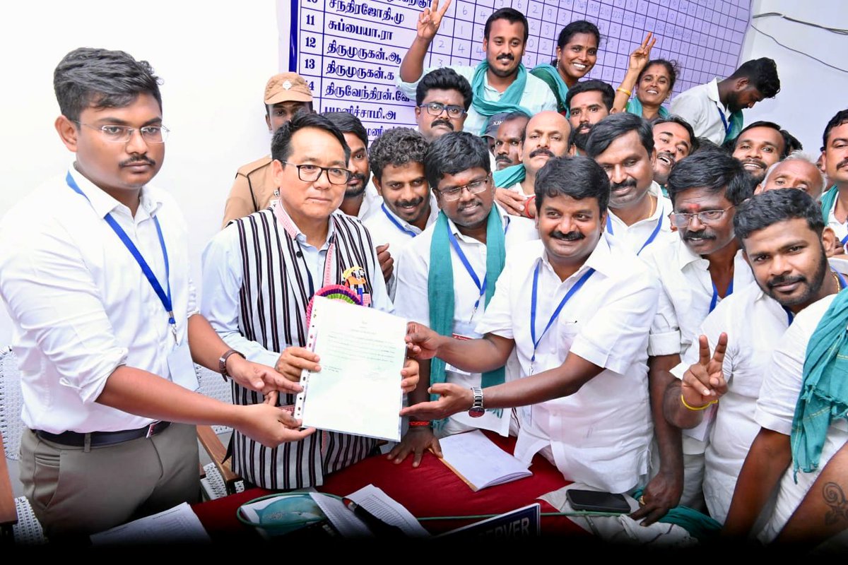 Vijayabaskarofl's tweet photo. ‘விராலிமலை மண்ணோடும், மண்ணின் மக்களோடும் இரண்டற கலந்த இந்த பாசப் பிணைப்பின் வரலாற்றின் சாட்சியாக’ நான்காவது முறையும்; 

நமக்கு '1' இலட்சத்து 
5 ஆயிரத்துக்கும் அதிகமான வாக்குகளை வாரி வழங்கி இமாலய வெற்றியை பரிசளித்திருக்கும்  பாசத்திற்குரிய #நம்ம_விராலிமலை தொகுதி மக்களின் சார்பாக, வெற்றிச் சான்றிதழ் பெற்றுக்கொண்ட பெரும் மகிழ்ச்சி மிகுந்த தருணம்! 

நெஞ்சம் நெகிழ்ந்த நன்றிகளோடும், பேரன்பின் வாழ்த்துகளோடும்,
மக்களுக்கான பணியை தொடர்வோம்! தொடர்ந்து வெல்வோம்! 

🙏♥️💐🌱✌️

#விராலிமலை_நம்வீடு
#விஜயபாஸ்கர்_நம்மோடு
#விஜயபாஸ்கருடன்_விராலிமலை
#CVB