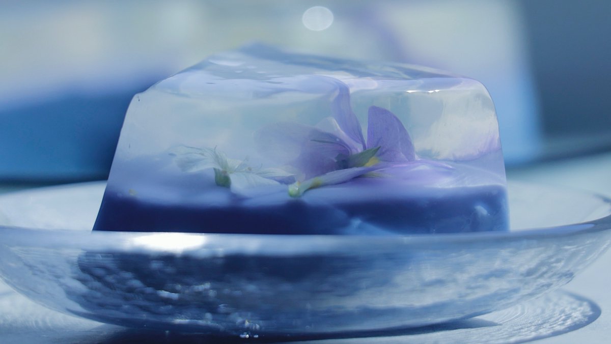 花が舞う青空のようなミルクプリンケーキ。バタフライピーを使った天然の青。ずっと眺めていたい。