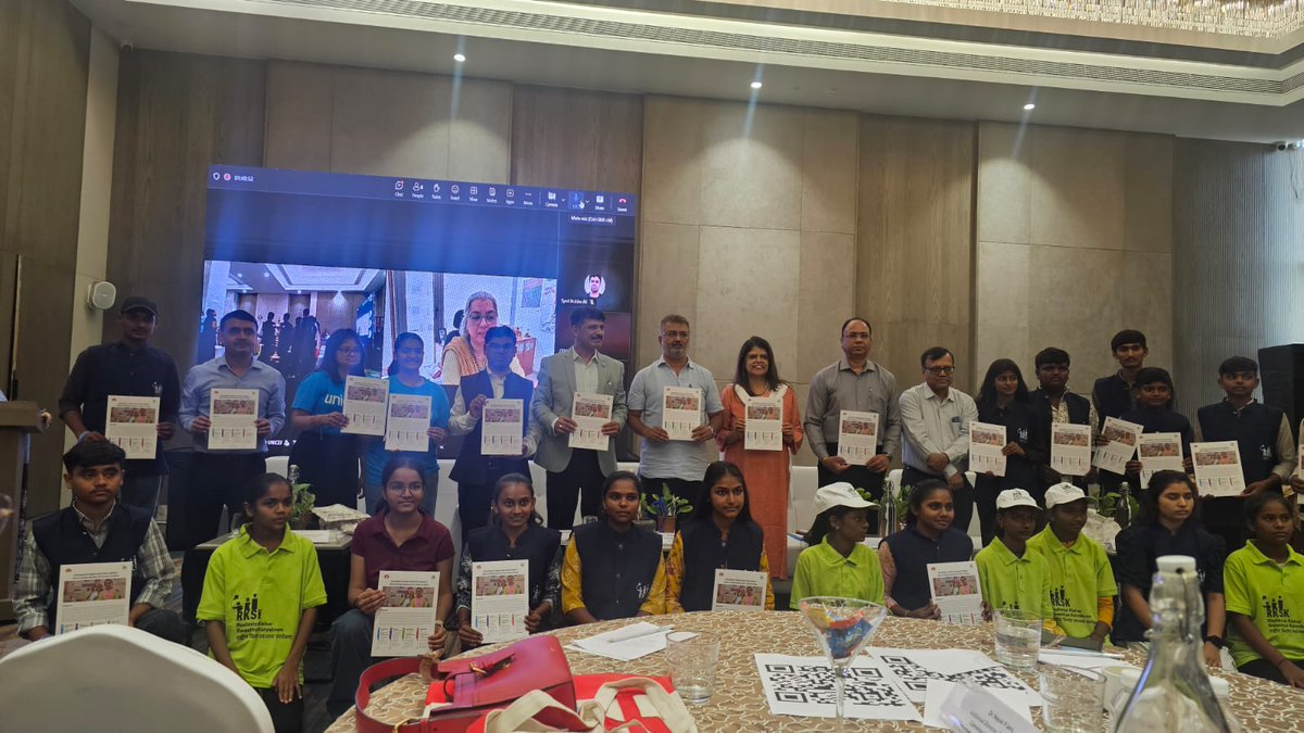 DDNewsGujarati's tweet image. 🔹ગાંધીનગરમાં ભારત સરકાર અને @UNICEFIndia દ્વારા કિશોરોની માનસિક સુખાકારી પર પરામર્શ બેઠક યોજાઈ

🔹બેઠકનો ઉદ્દેશ્ય: માનસિક સ્વાસ્થ્ય અંગેના સામાજિક કલંકને દૂર કરી યુવાનોને સુરક્ષિત મંચ પૂરો પાડવો. 'એડોલેસેન્ટ ફ્રેન્ડલી હેલ્થ સેન્ટર' રિપોર્ટ પણ જાહેર કરાયો.

#unicef #mentalhealth