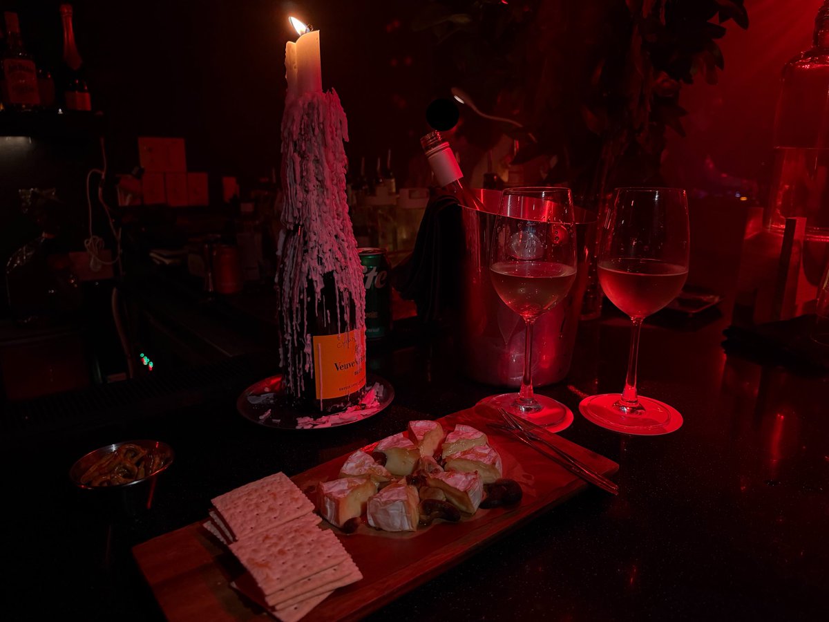 ttodongeee_'s tweet photo. 현생에 치여있다가 간만에 유흥의날 보냈는데
새삼 레즈술집 미감 많이 좋아졌다 
역시 수요와 공급이 많아야 선택을 하고 발전을 하는구나 
많이 방문해주고 피드백이 많아야 유지가된다 생각함..
레즈술집 많아져서 어딜가야할지 모를정도라 그저 행복함 
더 열심히 가시화해야한다 https://t.co/XPP96zMTBJ