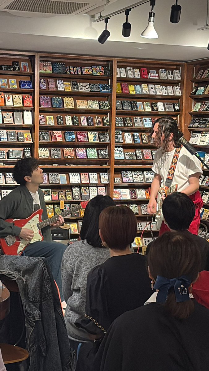 udauda1's tweet photo. rothbartbaron 〜HOWLLAB〜
day2に参加。西田さんゲスト。
気の合う２人、素晴らしいライブ。
なんと、２人で演るのは初との事。
いや、凄い、阿吽の呼吸。
こんな関係羨ましい。
@rothbartbaron
@bearbeargraph 
@nsd_st 
#rothbartbaron
#masayamifune https://t.co/tYBNvYYSor