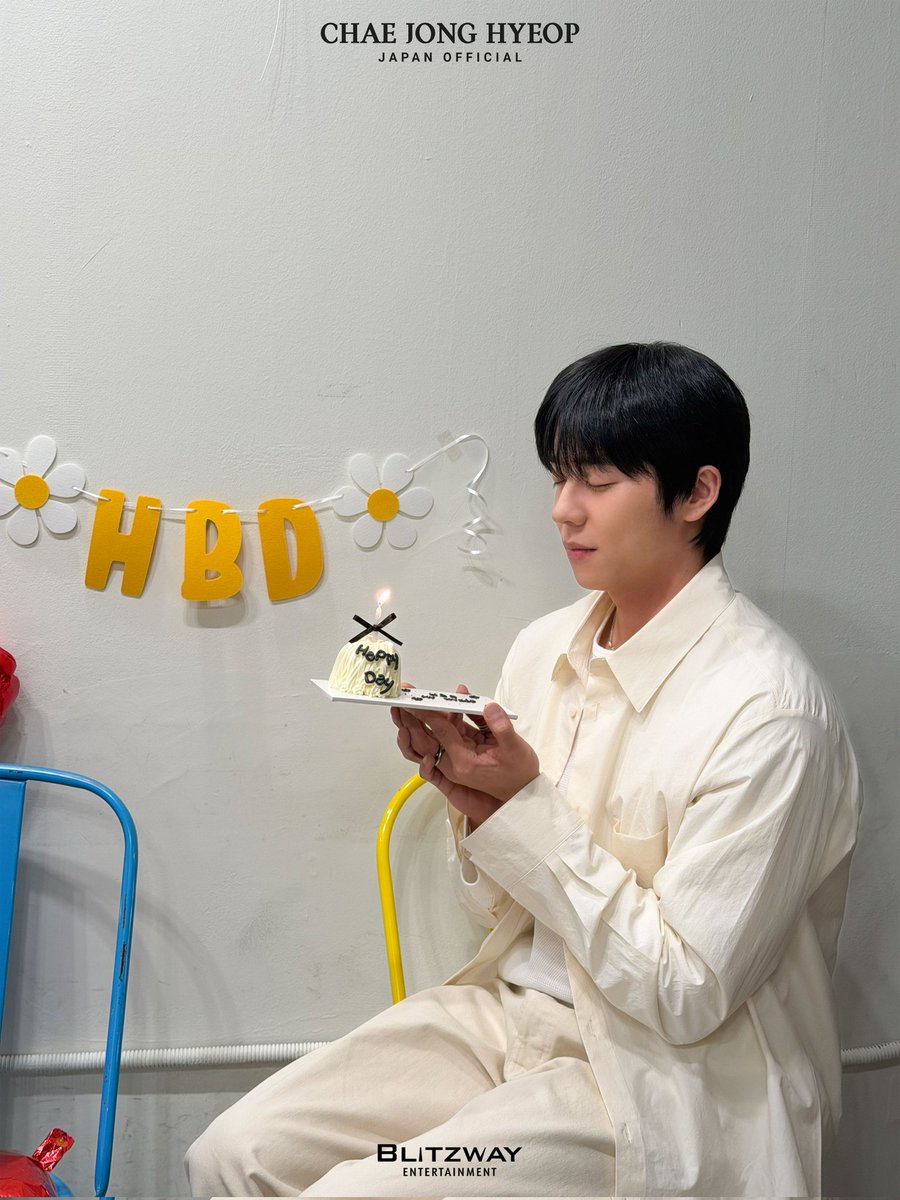 お誕生ケーキ🎂にお祈り 今年のファンミでもみんなでお祝いできるね💓 #チェジョンヒョプ #채종협 #CHAEst🌻