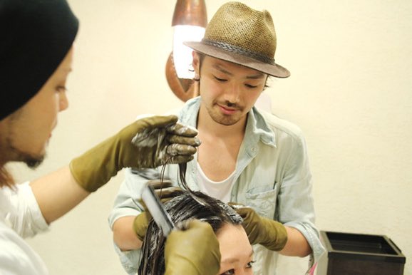 sakanori1011's tweet photo. 興味ないとか言わないでね（笑）
最近、何で美容師を選んだの？って聞かれることが増えたので、𝕏でも書いたおきます。
僕が美容師を志した原点は、自身の人生を変えた一度の体験にあります。
中学時代は、デブでブスで容姿に自信が持てず引っ込み思案で、イジメられてた僕でしたが、母が一枚のチラ��を渡してくれて、初めて訪れた美容室で髪を整えてもらい、周囲から褒められるという経験をしました。
そこから嬉しくて髪なんて4ヶ月に一回ぐらいしか切らなかったのに、毎月通うようになりました。
外見が変わることで人の評価や自分の内面までも変わることを実感したんですよね。
この体験から、同じように誰かの人生を変えたいという強い動機となり、美容師という道を選ぶ決定打になりました。
美容は単なる技術ではなく、人の可能性を引き出す力だと確信しています。
その後、現場で働く中で業界の構造的な課題にも直面したりして、今の活動��至ります。
ただ、原点にあるのは一貫して「美容の力で人を変える力」への信念です。
この個人的な体験が、業界全体を変えたいという現在の挑戦へと繋がってるんです。
まだまだ道半ば。
人生を賭けてフルベットで仕事をしています。
だからこそ、同じようにアツい方は大好きです。
ガンガン絡んでくださいね！
興味ない人も見てくれてありがとな！