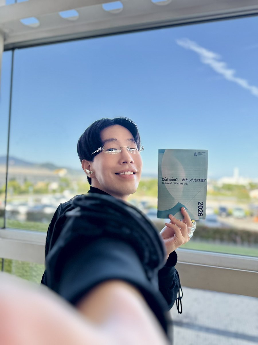 RyotaroSakaguTw's tweet photo. 「#Quisom？わたしたちは誰？」
最高のデモだった。内側からしか外側は変わらない。陶芸のように自分という器を作る。泥もやがて乾く。みんなでやればプラスチックの海も戦争も止められるかもしれへん。何がYESで何がNOな器になりたい？みんなで燃えるように踊った。#SHIZUOKAせかい演劇祭2026 #SPAC https://t.co/yyMYGnjAQE