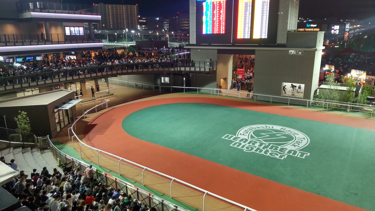 juntsukida's tweet photo. 今日は「かしわ記念」の撮影で船橋競馬場へ！タレントの山Pが表彰式でプレゼンターで登場との事で物凄い人出でした〜 https://t.co/dButHgLlrv