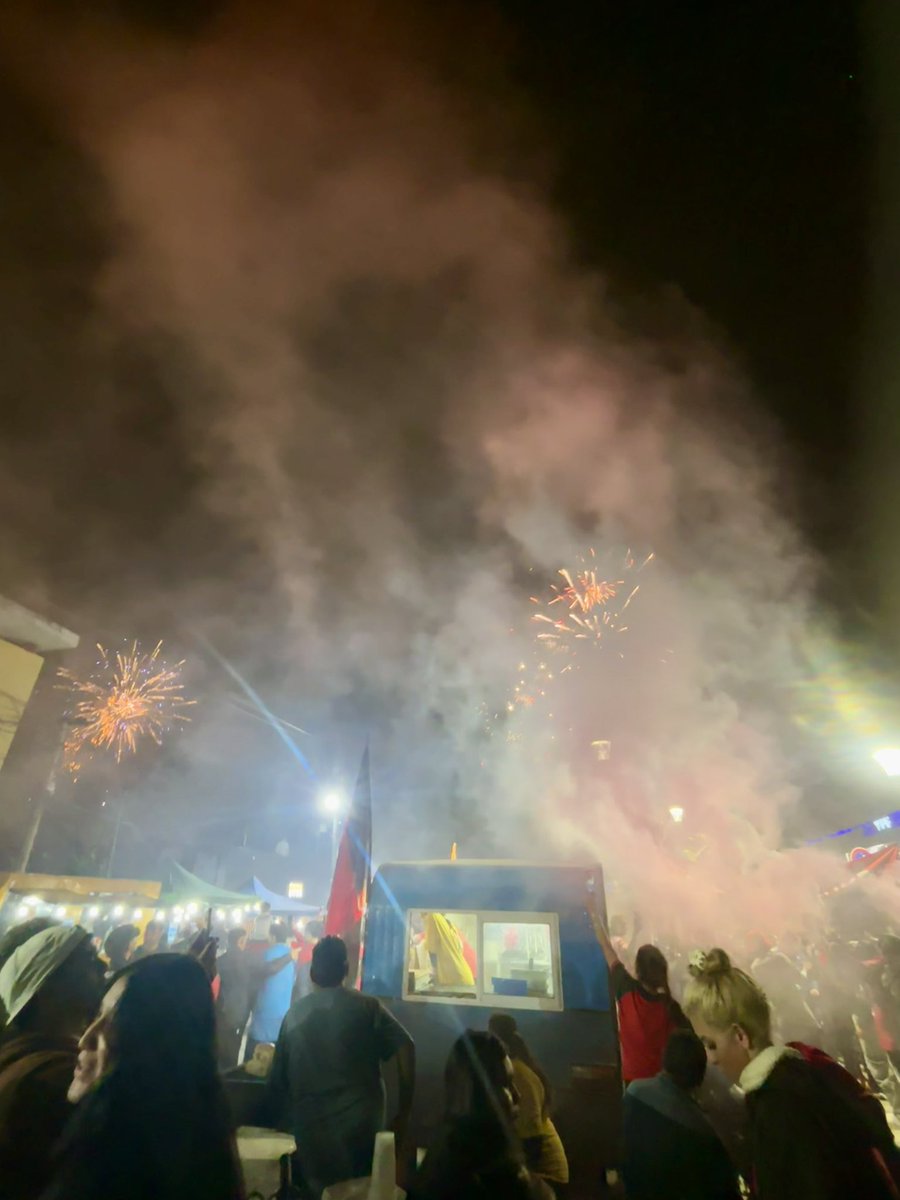 Impresionante fiesta anoche.

Imposible describir la cantidad gente y la alegría que había, una energía increíble. 

Te aman Colón.