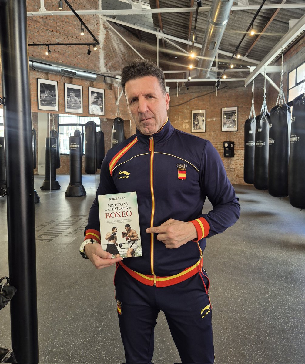 MBerdonce's tweet photo. Me acaba de llegar al gimnasio el último libro de @jorgelerabox
"Historias de la Historia del Boxeo"
Lo leeré con atención, tiene muy buena pinta Jorge!
Gracias, abrazote fuerte! https://t.co/sDyGivTRn8