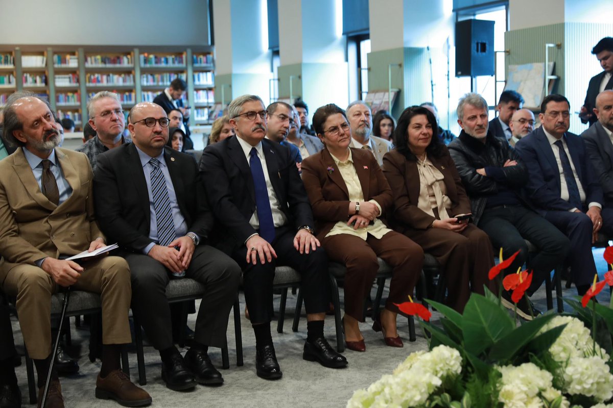deryayanikashb's tweet photo. 📍AK Kütüphane

Genel Merkezimizde düzenlenen “Kütüphane Sohbetleri” kapsamında, düşünce dünyamızın müstesna isimlerinden merhum Erol Güngör’ü rahmet ve saygıyla yâd ettik.

Erol Güngör, millet olmanın ırka değil, ortak kültüre, tarihe ve değerlere dayandığını; toplumu ayakta tutan esas unsurun bu ortak bilinç olduğunu vurgular.

Batı’dan alınması gerekenin “medeniyet”, korunması gerekenin ise “kültür” olduğunu ve taklitçi modernleşmeyi eleştirerek, kendi kimliğini muhafaza eden bir yenilenme anlayışını savunmuştur.

İslam’ı Türk toplumunun kültürel ve ahlaki temel unsurlarından biri olarak görerek dini toplumdan kopuk değil; toplumla iç içe değerlendirmiştir. Ona göre toplumların gerçek gücü, maddi imkânlardan ziyade ahlaki ve kültürel değerlerinden gelir.

Milli kültür, medeniyet tasavvuru ve Türk düşünce hayatına yaptığı derin katkılarla önemli izler bırakan merhum Erol Güngör’ün mirası, bugün de bizler için kıymetli bir rehber olmaya devam ediyor.

Bu vesileyle, Kültür ve Sanat Politikalarından Sorumlu Genel Başkan Yardımcımız Sayın Hüseyin Yayman’a, Kültür ve Sanat Politikaları Başkanlığımıza bu programı düzenlemelerinden dolayı çok teşekkür ederim.

Birbirinden kıymetli konuşmacılar, kıymetli hocam, değerli ağabey Sayın Vedat Bilgin’e, Sayın Naci Bostancı’ya ve Sayın Cengiz Aydoğdu’ya ayrı ayrı teşekkür ederim. Kişisel tanıklıklar da dahil olmak üzere Erol Güngör’ün düşünce evrenine ilişkin önemli bilgileri bizimle paylaştılar.

@HuseyinYayman 
@vedatbilgn 
@nacibostanci 
@cengizaydogdu_