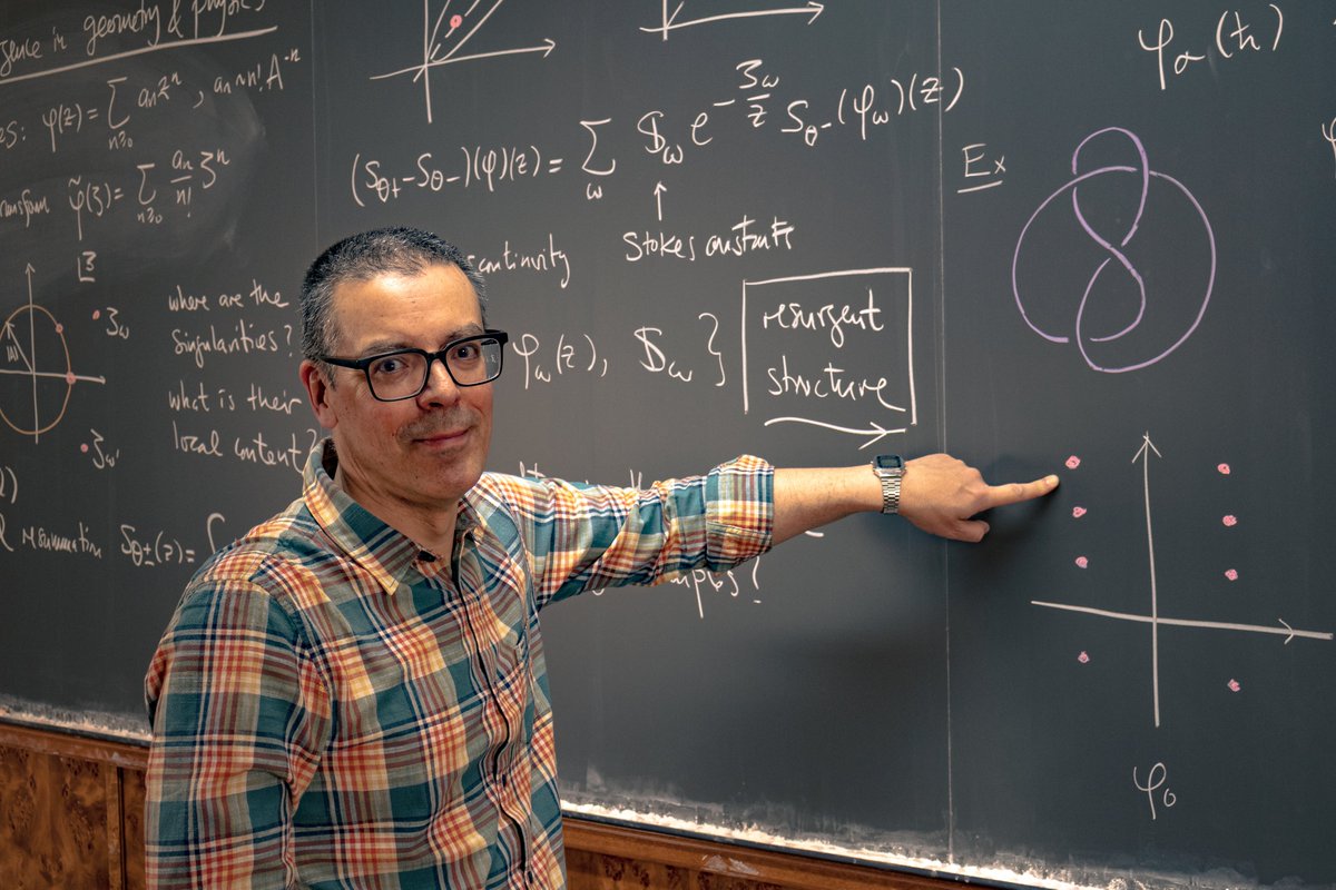 Maths_UNIGE's tweet image. 💫 Geneva's Chalk Talk - Marcos Mariño
A glimpse into his blackboard: Resurgence: from physics to geometry
🔗 Discover his board:
unige.ch/math/recherche…

@marino_beiras @NCCRSwissMAP @sciences_UNIGE @UNIGEnews 
#Math #TheoreticalPhysics #Geometry #Research