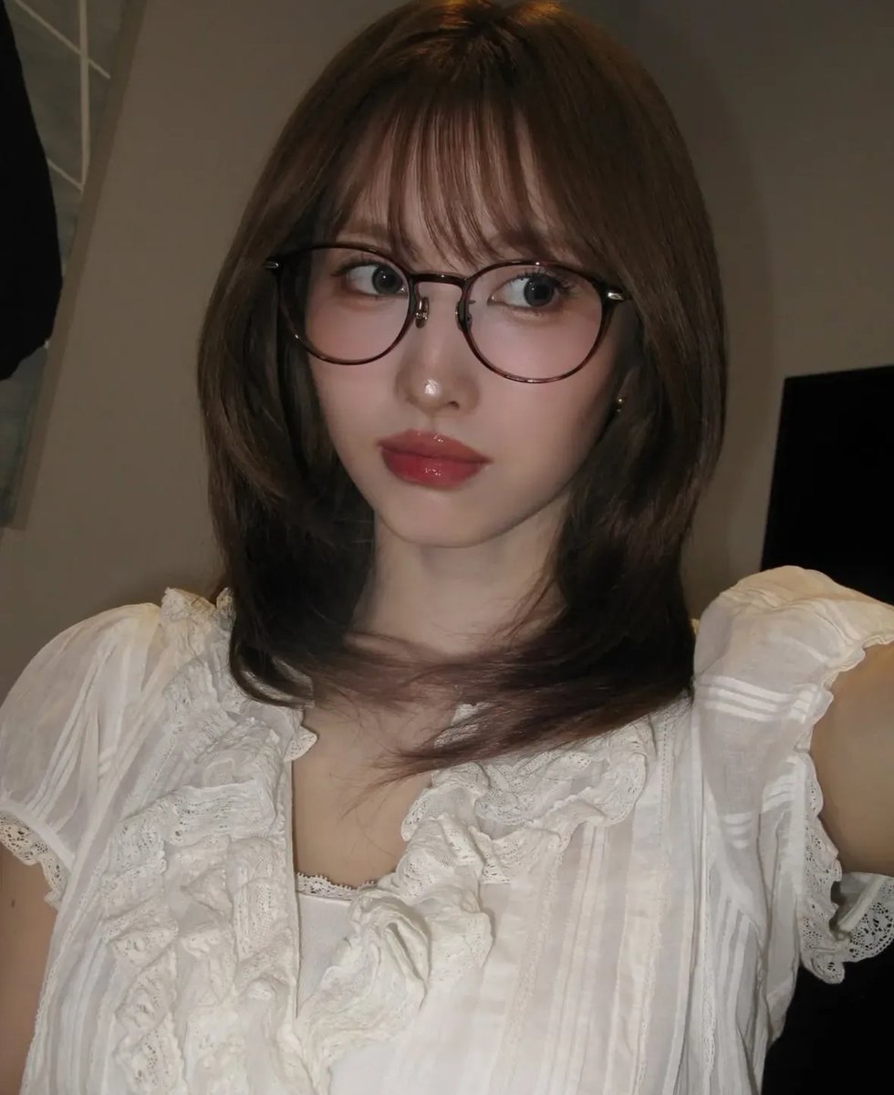 neo_biyouaka's tweet photo. え？コレかけたらメイクよりも一瞬で中顔面短縮じゃない？TWICEのモモりんが着用してるモデル、フレームの絶妙な曲線が余白を埋めてくれて一瞬で顔の重心が下がる鬼盛れ仕様🥺すっぴん隠しにも最高だしJINSだからありがたい✨ https://t.co/MH5JONTpzW