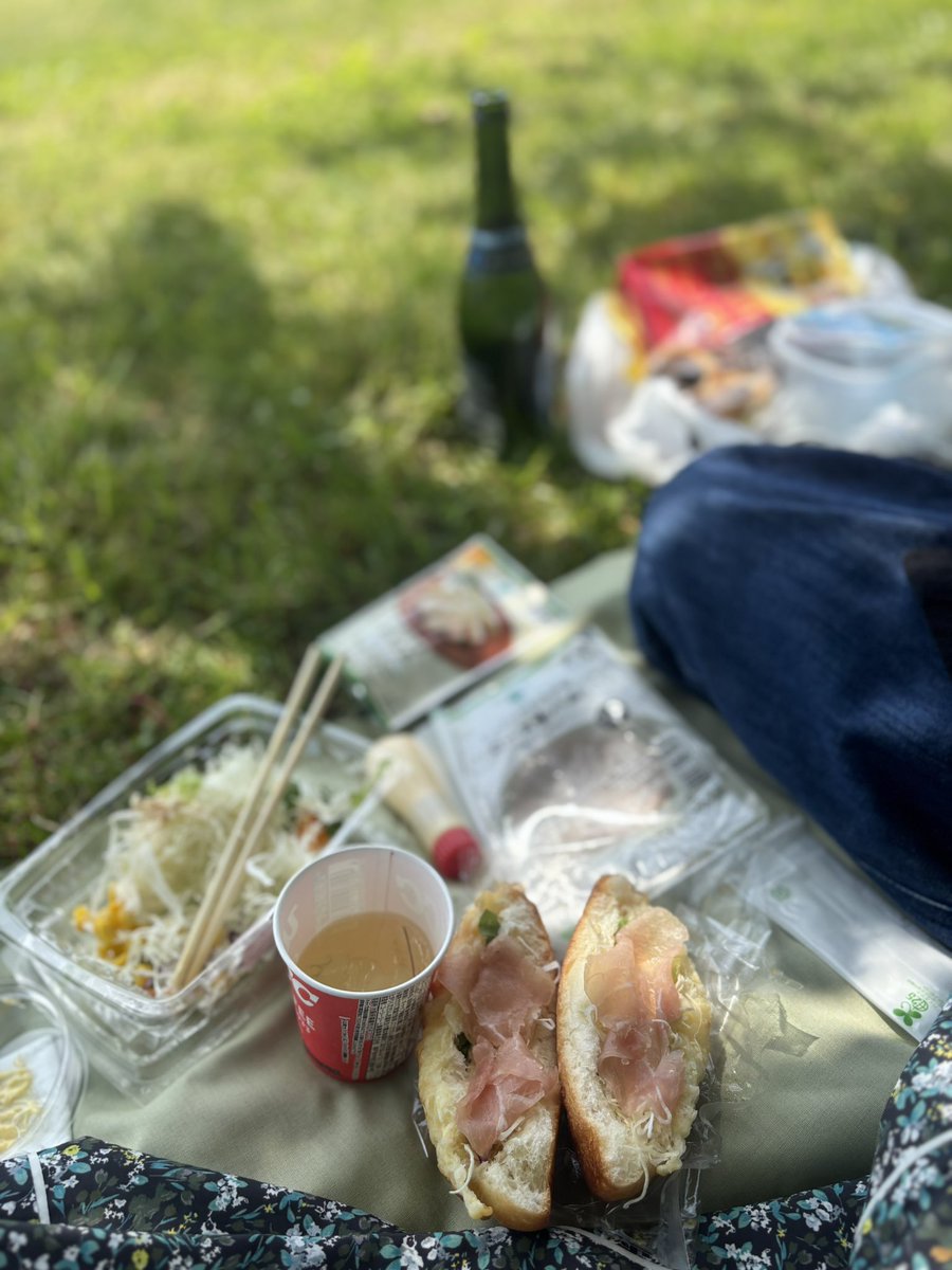 tknuc_him's tweet photo. 金沢おいしかった。
大口水産でお惣菜飲み、DIDIのピザ、伊東商店、犀川でピクニック。 https://t.co/53jcjeXcaE