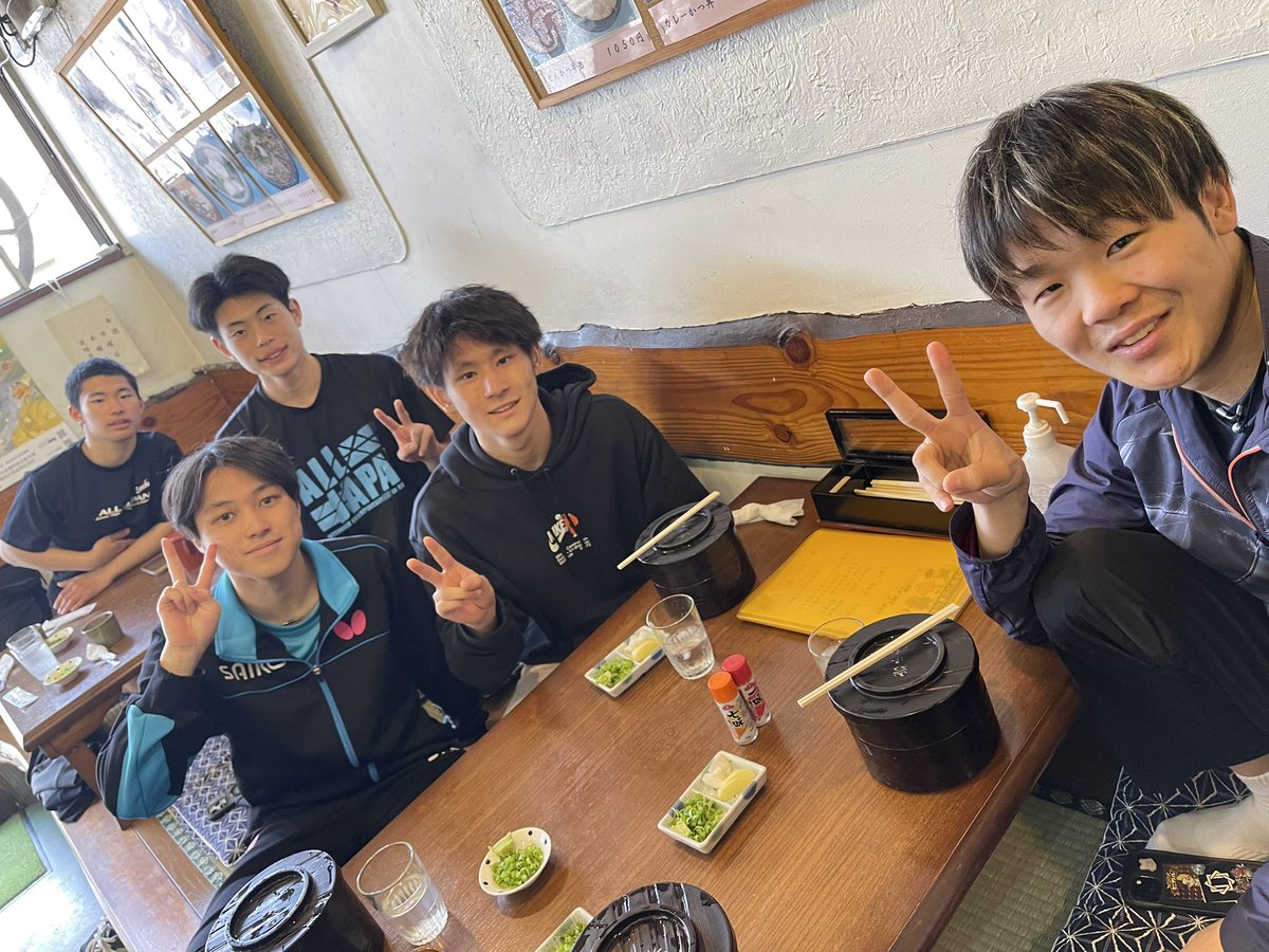 asura45_'s tweet photo. ここは…
静学とSDの御用達!!
「岩井屋」さんですね☺️
やはりご飯を食べながら話し合うのが1番嬉しいですね✨️ https://t.co/pUM6WarpJd