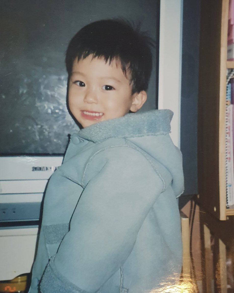 애기때 사진에 하늘색 옷 유독 많은것도
 2000년대 초 남자아기 같고 귀여움