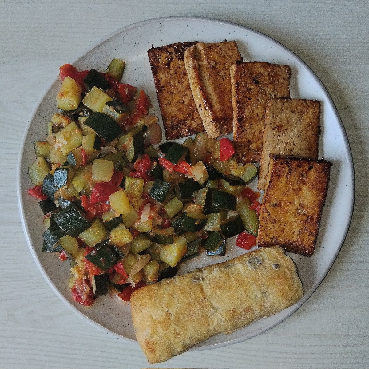 limbokgs's tweet photo. teriyaki tofu, zucchini, tomatoes, onion and olives bread. https://t.co/MDlgl4fESU