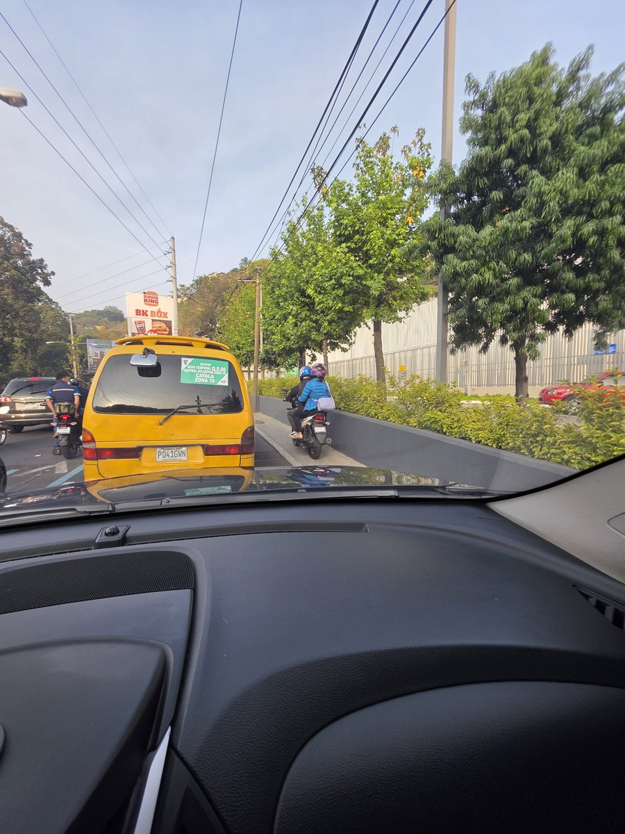 cmpabloestuardo's tweet photo. @Noti_Atlantico @muniguate 
Las motos siguen transitando por las banquetas en calzada la paz https://t.co/bmYgX1iBfe