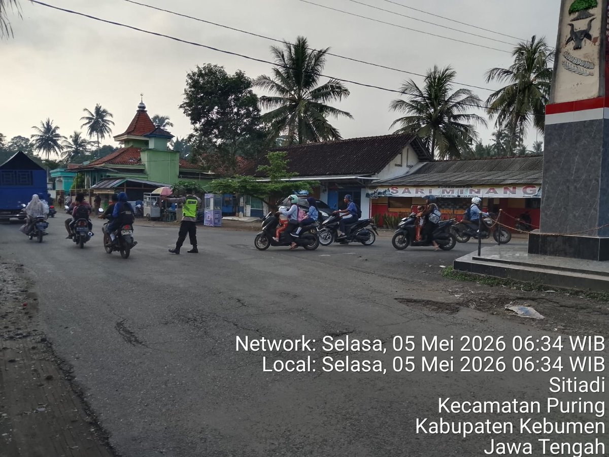 PuringPolsek's tweet photo. Anggota polsek puring giat pengaturan pagi di Simpang Tiga Tugu Pancasila https://t.co/d06zTUeoey