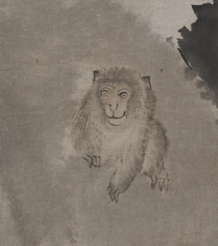 蘆雪は猿の絵もたくさん描きましたが、現在、蘆雪展に展示中のこの一幅は、ほのぼの系の作品です。パッと目を引くのはもちろん、中央に座るお猿さん。で、よく見るとそのお腹付近には、ちっちゃーな子猿！子猿の得意げな表情と、岩に腰掛けたお母さん猿ののんびりした佇まいが、なんともしあわせそうで