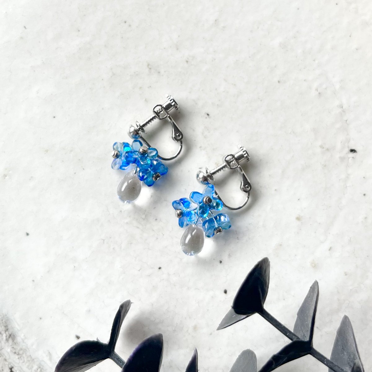 ガラスの紫陽花と雨粒のイヤリング/ピアス 800円 新発売 透き通る青い