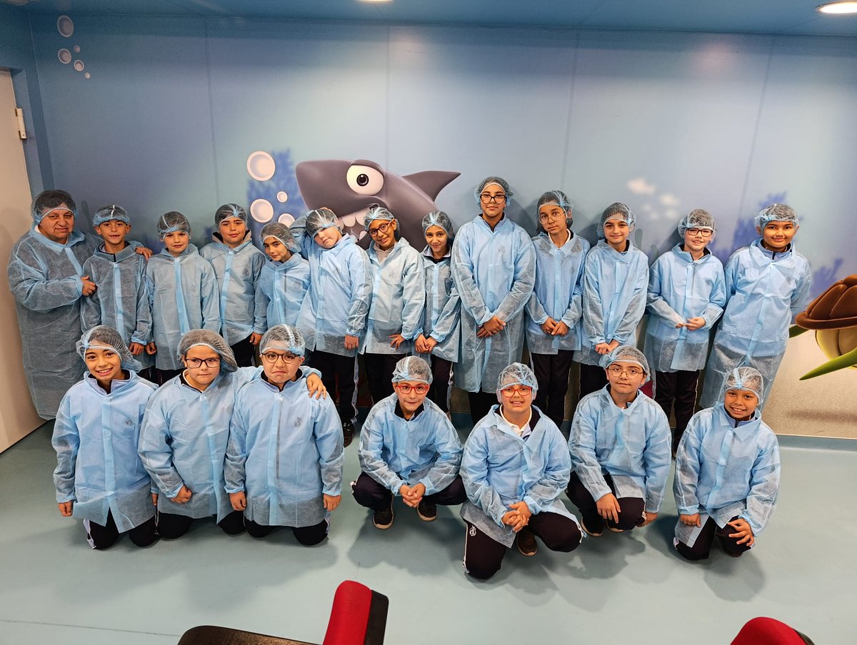 ColeRemedioSC's tweet photo. Esta vez ha sido el turno de los alumnos de 3.º y 4.º de Primaria los que han tenido la oportunidad de visitar y conocer de cerca la fábrica de Cuétara. Durante la excursión pudieron descubrir cómo se elaboran las galletas, ver parte del proceso de producción. 
#colegiosHHCC https://t.co/7xshK2qH3e