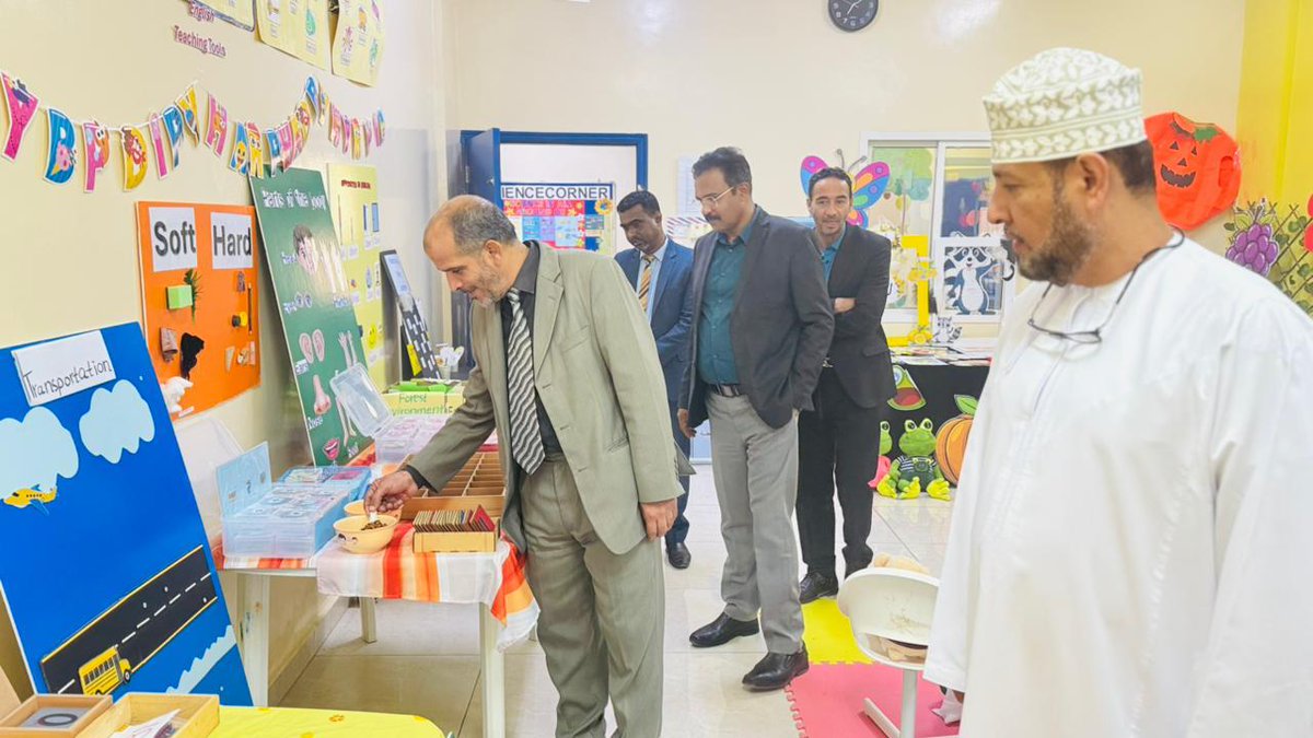 SISOmanTweets's tweet photo. السلام عليكم ورحمة الله وبركاته 
زيارة لمعرض الإبداعات لمرحلة الروضة والتمهيدي في مدرسة صلالة الدولية بحضور الفاضل رئيس مجلس الإدارة تشجيعا وتحفيزا الطلبة على الابتكار والإبداع.
اليوم الاثنين 4 مايو 2026
كل الشكر والتقدير لفريق عمل الروضة والتمهيدي. https://t.co/kOiHiiNKCA