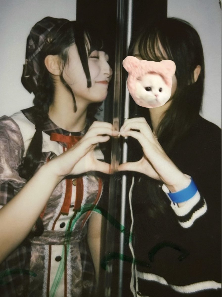 8i_vll's tweet photo. お金払ってチェキ撮ってるのにその半分を自分が占めてるのきもくてツーショ全然撮ってない🫥🫥
#マシュマロを投げ合おう
https://t.co/eIcpnOK5BU https://t.co/BJ7C4M79fs