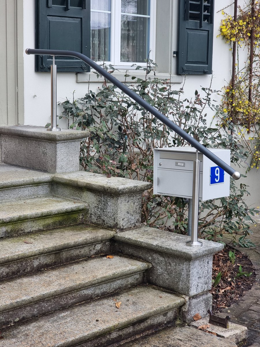 FlexoGmbh's tweet photo. Diese Treppe gehört zum Alltag – bei jedem Wetter.
Ein sicherer Handlauf macht hier den entscheidenden Unterschied.

Unsere massgefertigten Lösungen passen sich bestehenden Gegebenheiten an. Robust, normgerecht und angenehm in der Hand, auch bei Kälte oder Hitze. https://t.co/r90yrAGgd4