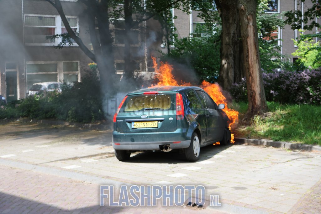 Auto brandt uit na sleutelen in Vlaardingen