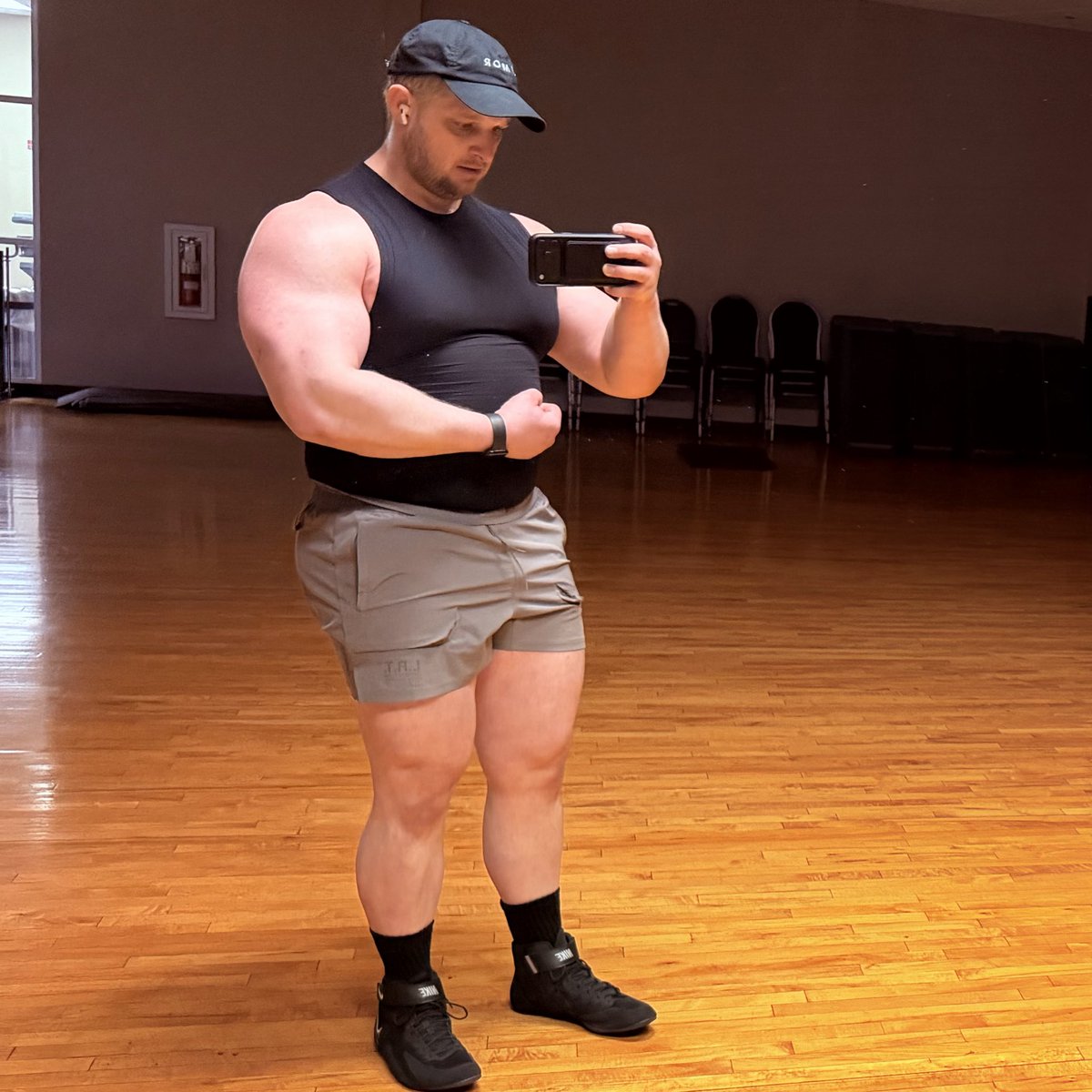thiqmuscle's tweet image. Arm day 😏 for reference I wear size 14 shoes and they’re looking like 10s #thick #bulking #bodybuilding #musclebull #musclebear #muscle #bicep #flex
