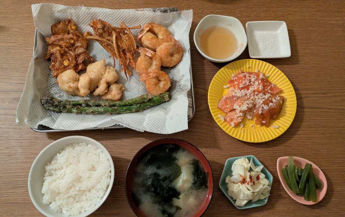 本日の🍚
天ぷら(新玉ねぎコーン紅生姜・ごぼう人参・海老・鶏ささみ・アスパラ)
サーモン山わさび(生・漬け・炙り)
山クラゲ
カンタン酢キャベツ
じゃがいもわかめ味噌汁

やってみたかった豆腐衣の天ぷら、軽くて食べやすいけど、伸ばしすぎたかなー💦海老丸まって可愛いね…初心者ですみません。。