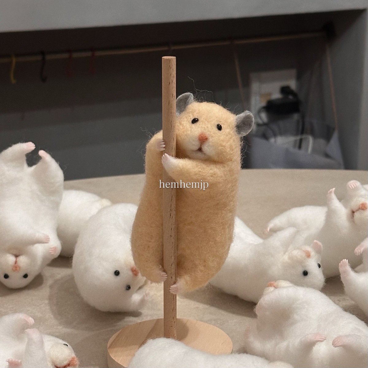 白いシェーたちをよじ登りハムちゃんに変身させる作業をしています