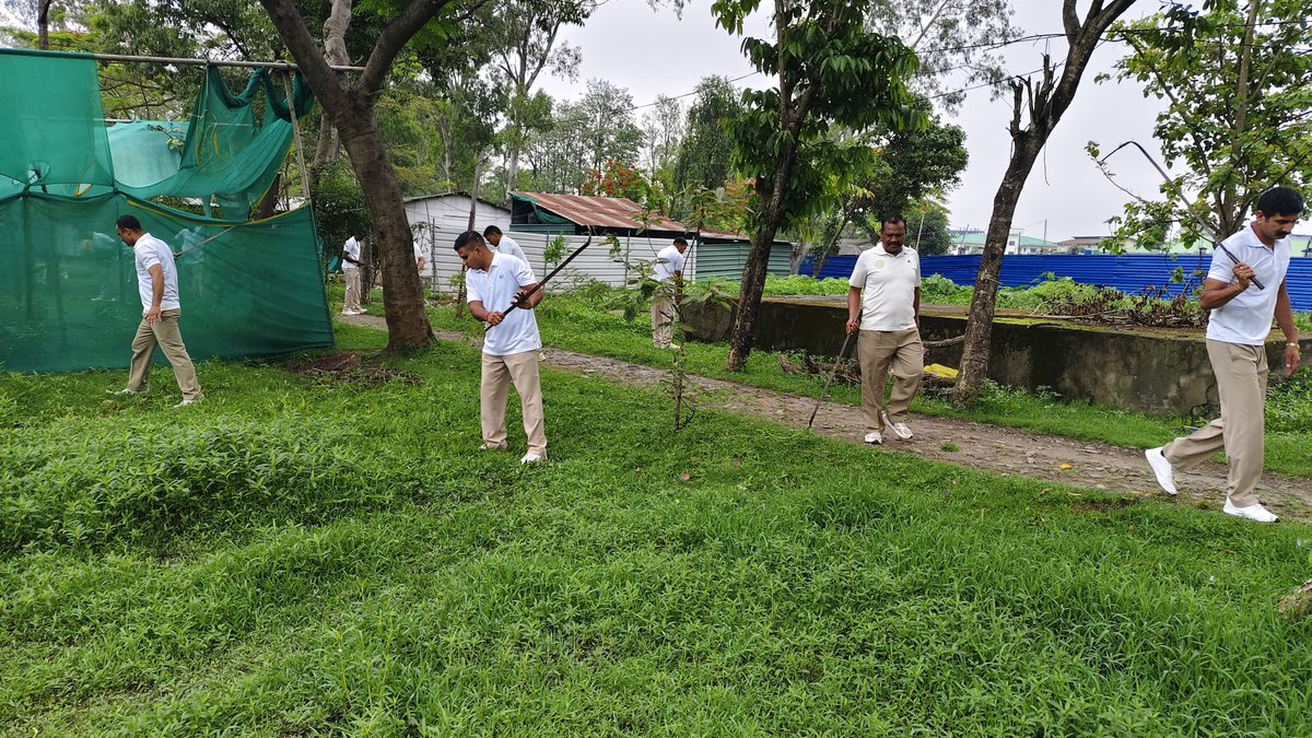 tiger69bn's tweet image. 69 Bn CRPF, Mantripukhri conducted a cleanliness drive within the campus, reinforcing discipline, hygiene, and environmental responsibility. 🇮🇳🧹
#SwachhBharat #CleanIndia #CRPF #NationFirst
@crpfindia @PMOIndia @HMOIndia