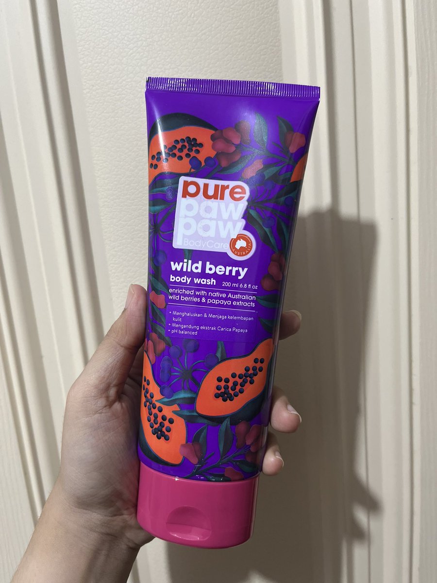 lovefdks's tweet photo. sekalian tips kalo mau wangi seharian emg harus layering dari sabun, lotion, etc

first layer mandi pake body washnya pure paw paw yg wild berry. duh ini wangi permen yg seger bgtt, bener2 bikin mood bagus pas mandi😭🫰🏻

pHnya balance jd ga bikin keringg justru bisa jaga kelembapan kulitt
🛒 https://t.co/Hxhc5jndwJ