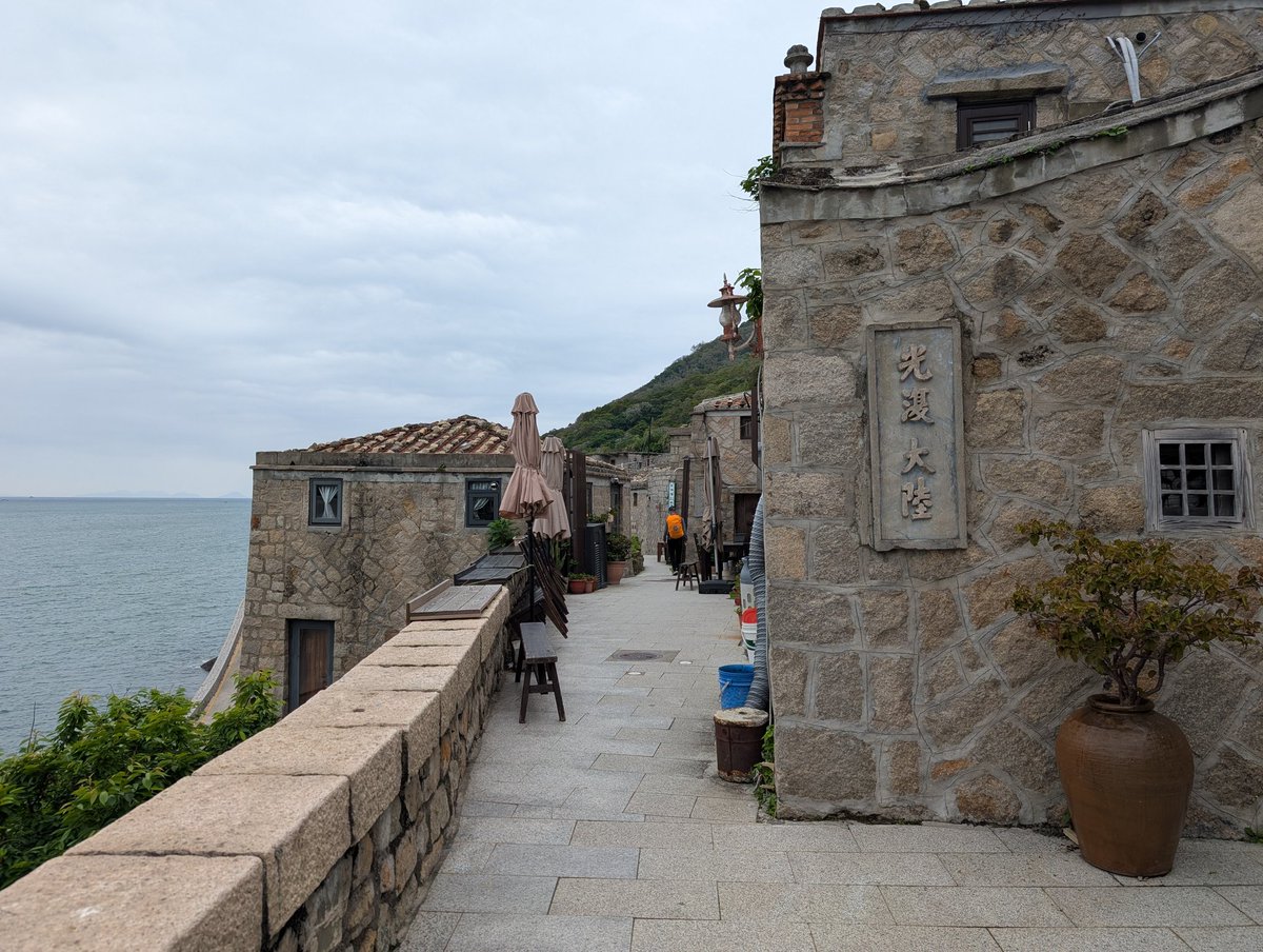yadomagic's tweet photo. 中国・福州の港から船で僅か30分、台湾・北竿島に行った。石造りの美しい村は、「台湾のサントリーニ」とも呼ばれるらしい。裏路地にはお洒落なカフェが点在。そんな中、壁に刻まれた数々の香ばしいスローガンが、ここが最前線であることを物語っていた。以下続きます https://t.co/OW23CN5Uj8