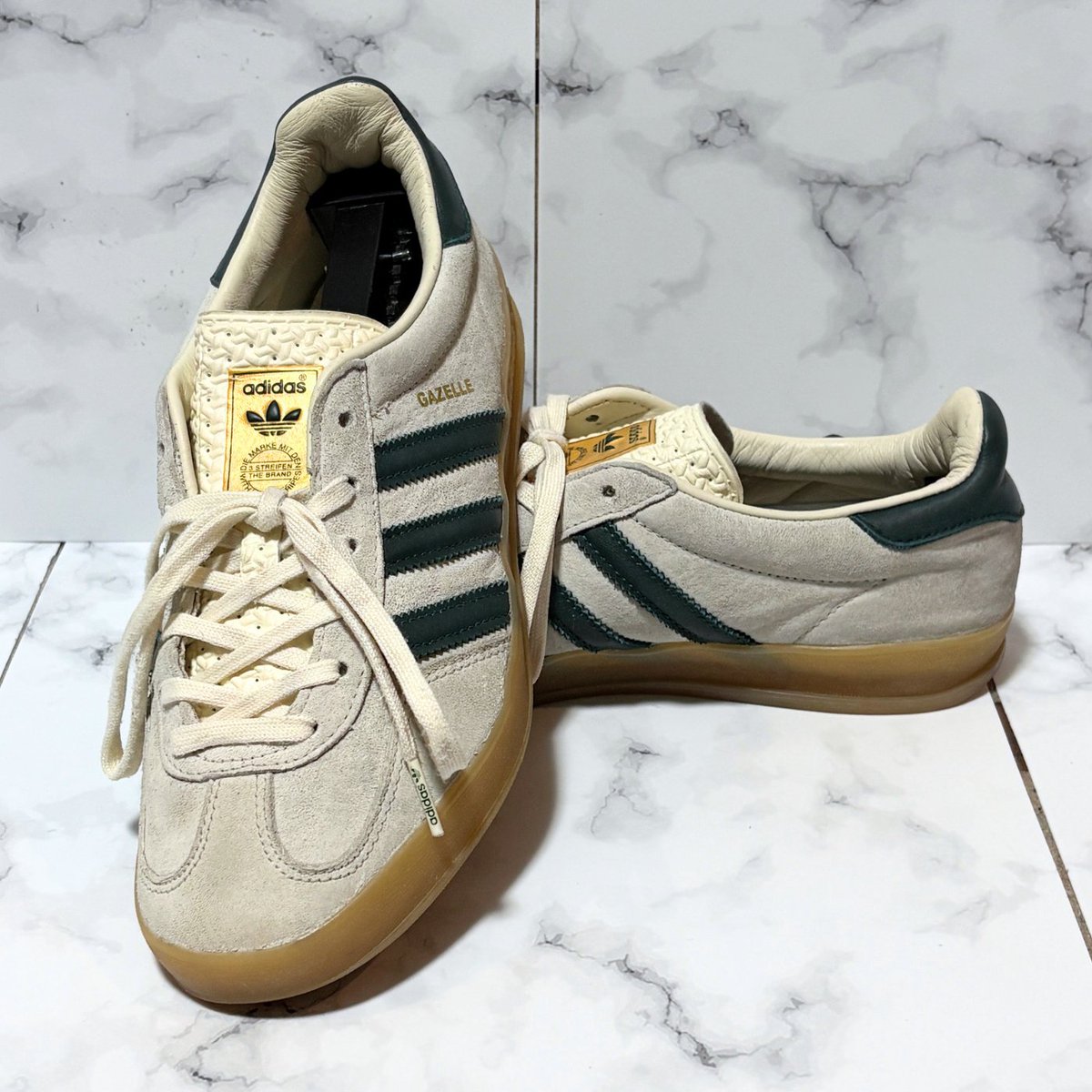 NuZuzan54773's tweet image. 「adidas Gazelle Indoor “Cream White / College Green / Gum”」
この色合わせは完璧では無いかと。
質感、カラー、パーツ、どれをとっても文句無し。
#adidas #Gazalle #スニーカークリーニング