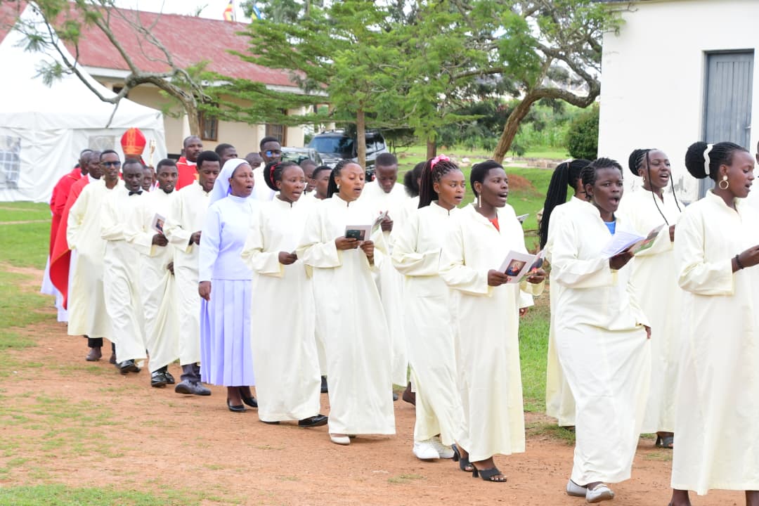 Katushabel43031's tweet photo. UPDATES: His grace Lambert Beinomugisha, Archbishop of Mbarara Archdiocese in a procession with other priests to mark his pastoral visit mass at MakerereUniversity Business school, Mbarara. 
📸@adolf
#TayariFmUpdates https://t.co/4eV1OFrXxH