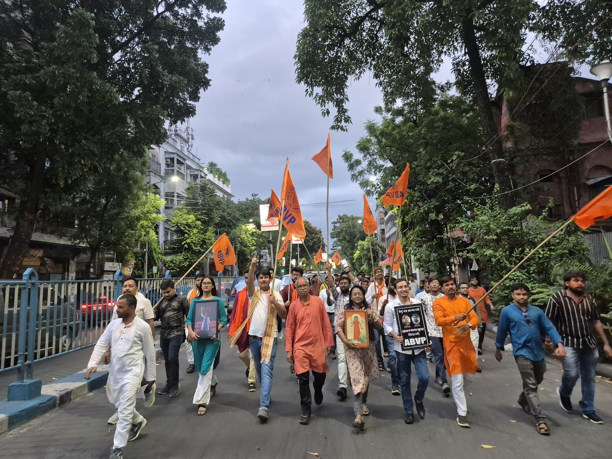 DrVirendraSS's tweet photo. West Bengal's democracy is stronger, free from fear, nationalist and development-oriented. 

Akhil Bharatiya Vidyarthi Parishad, Kolkata Mahanagar organised an Abhinandan Yatra from ABVP State Office to Swami Vivekananda's Birthplace ending at RSS Headquarter Kesav Bhawan, not just to mark a celebration, it is a pledge of new hope, a new direction.

#ABVPBang #ABVPKolkatamahanagar #abhinandanyatra