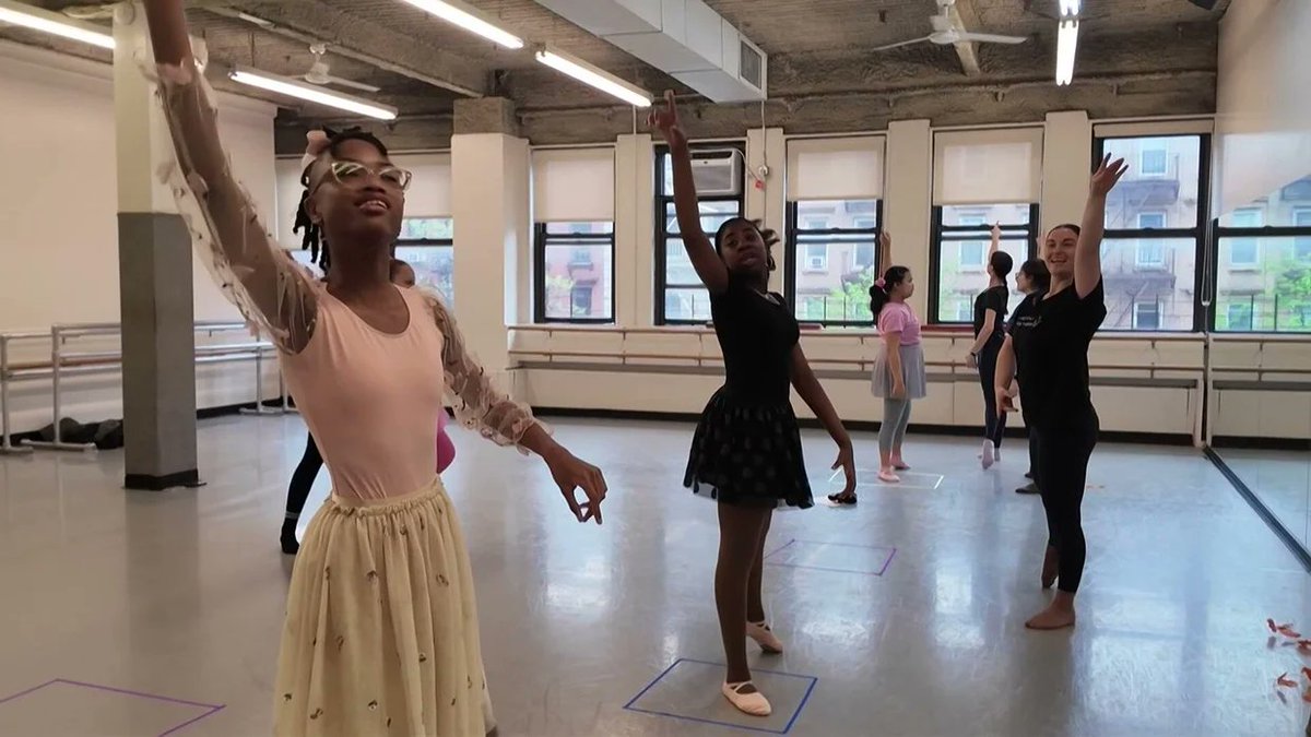 SinaiBrain's tweet photo. What a beautiful program! 3 @icahnmountsinai students, in partnership w/ @SeaverAutism, have launched a free 12-week ballet program in NYC for children w/ #Autism, fostering improved motor skills, confidence &amp; social connection. Learn More @CBSNewYork 👉   https://t.co/bwTord9Y9s https://t.co/iEEzzFy0oe