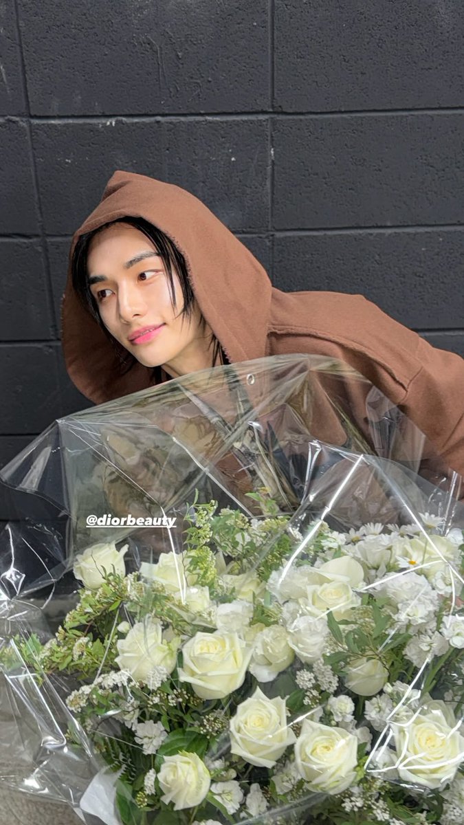 Actualización de Hyunjin en su historia de Instagram 📸 

#HYUNJINxDior
#HYUNJINxDiorBeauty