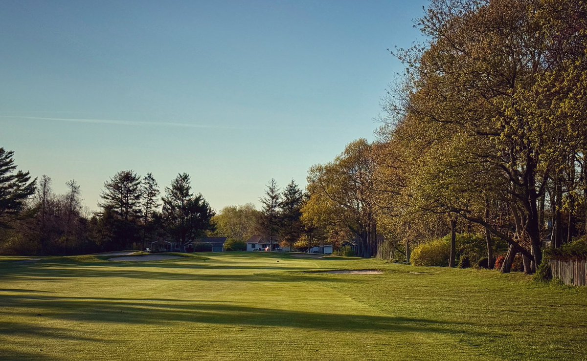 TimGavrich's tweet photo. ISLAND’S END GOLF CLUB
Greenport, N.Y.
Charles Martin? 1960s?
$108 ($39 twilight)
Course #707

Can a single hole be worth the green fee on its own? Playing stunning #16 at sunset makes a strong case. The rest of the course is firm &amp; fast + some interesting greens. Very pleasant! https://t.co/XRPxe8orRa