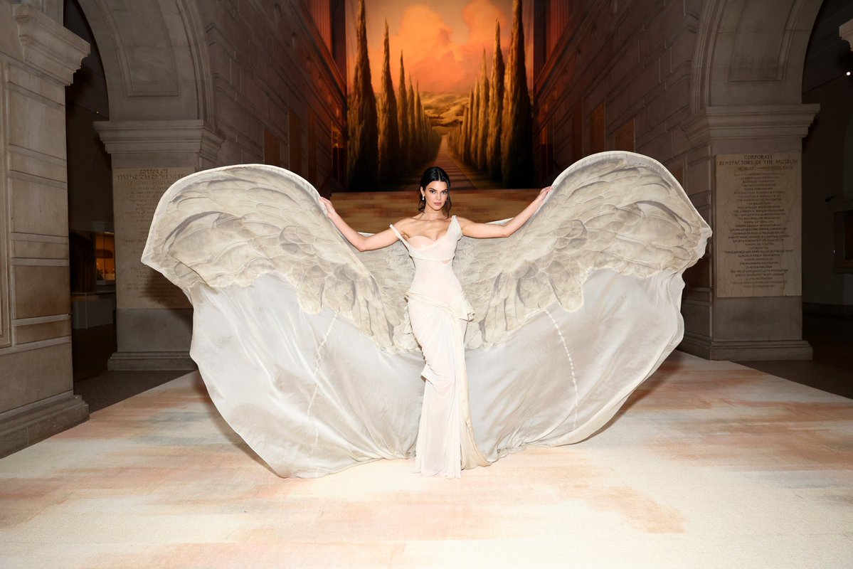 eu tô doente que a kendall não abriu esse vestido no tapete