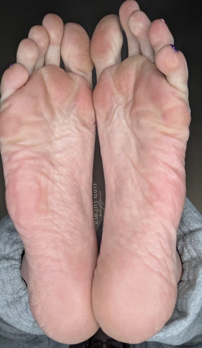 AlmightyMaeve's tweet photo. Up close and personal with my huge soles https://t.co/GRj6jeCL21