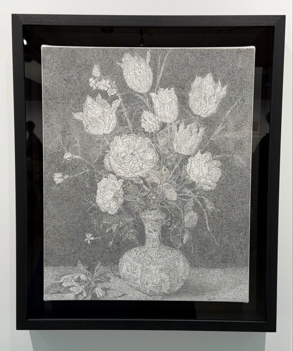 というわけで事務所にお出迎え。遠くから見れば普通の花の絵。