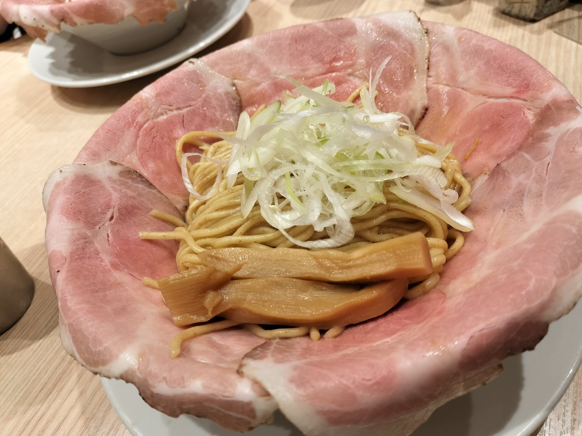 この前友人が推してるラーメン屋さんに連れてきてもらった。バチクソ美味かった…🍜