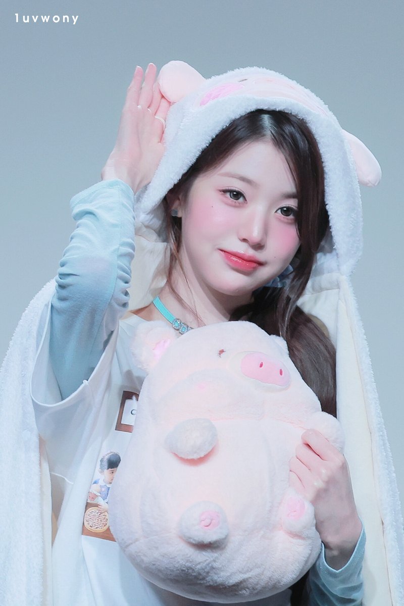 1uvwony's tweet photo. 260505 🐽

#아이브 #IVE #원영 #장원영 #WONYOUNG #JANGWONYOUNG https://t.co/FWC2njAaE0
